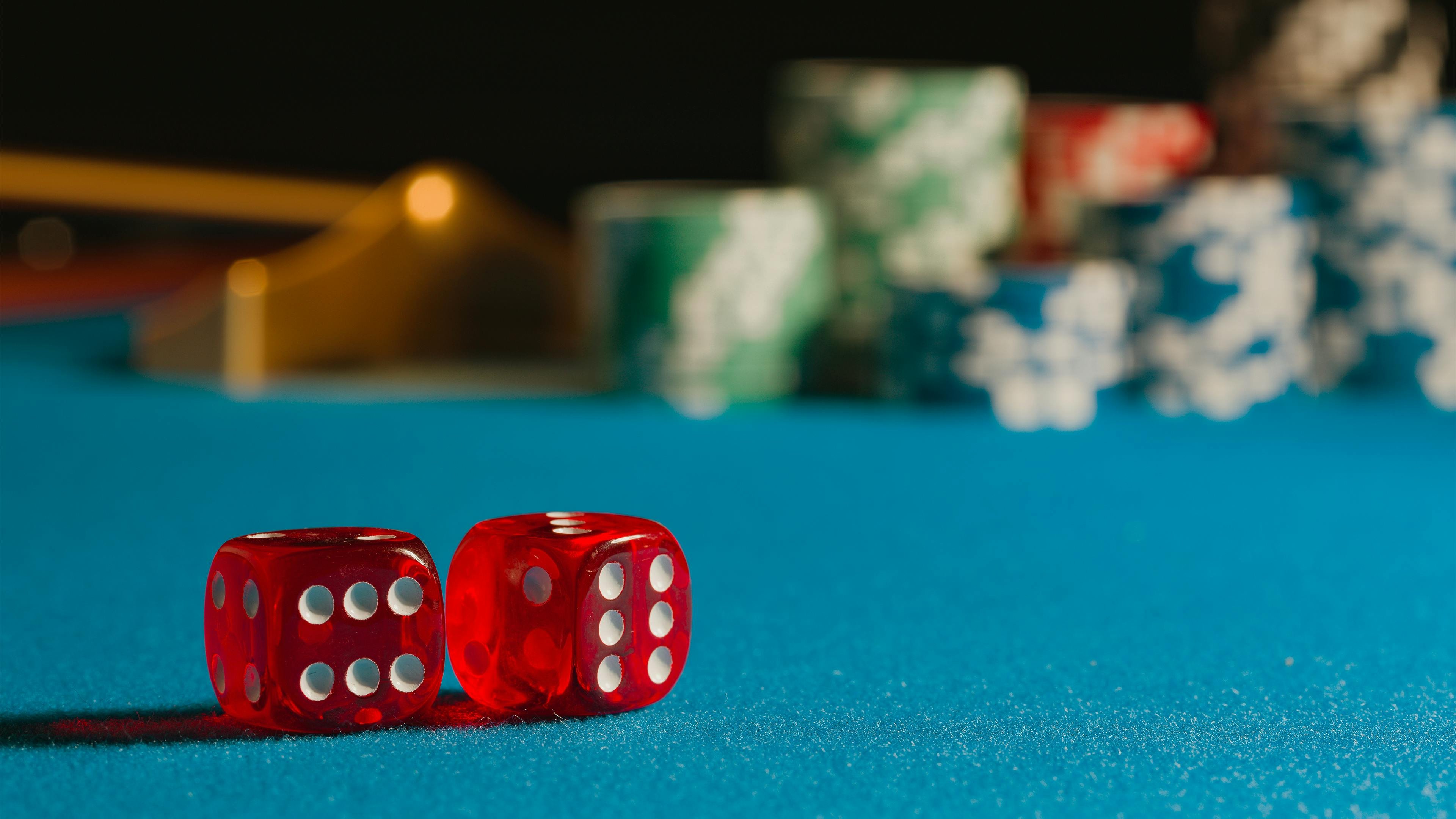 https666 Online Bingo ဂိမ်းတွင် ရွေ့လျားနေသော နံပါတ်ဘောလုံးများနှင့် Bingo Card ဖြည့်နေသောမြင်ကွင်း