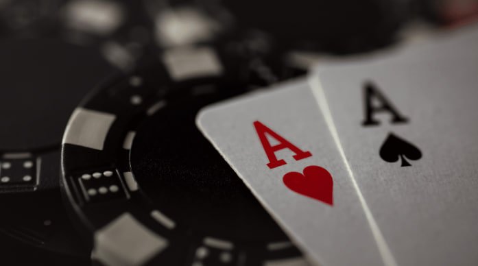 https666 Dragon Tiger Poker ကတ်ဂိမ်းများ MMK ဖြင့် မြန်မာဖုန်းမှ ကစားနေသောမြင်ကွင်း